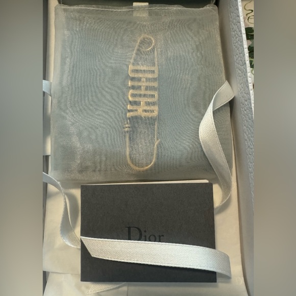 100% Authentic✨Christian Dior Gold Brooch - Picture 6 of 7